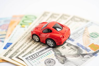 Bangkok, Tayland, 1 Eylül 2023 Para, satın alma veya kaza sigortası konseptiyle araba.