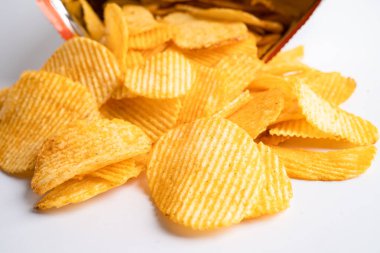 Patates cipsi, leziz BBQ baharatlı Crips için ince dilimlenmiş kızarmış abur cubur açık poşette fast food..