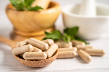 Alternatif ilaç bitkisel organik kapsül E omega 3 vitamini balık yağı, mineral, bitki yapraklı ilaç sağlıklı yaşam için doğal destek.