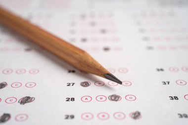 Cevap kağıdındaki matematik numarası ve kalem, eğitim eğitimi öğrenme testi öğretim kavramı.
