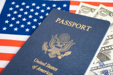 ABD pasaportu Amerika Birleşik Devletleri vatandaşına ve vatandaşına ABD bayrağı ve dolar parasıyla çoğu ülkede dolaşmak üzere verilmiştir..