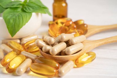 Alternatif ilaç bitkisel organik kapsül E omega 3 vitamini balık yağı, mineral, bitki yapraklı ilaç sağlıklı yaşam için doğal destek.
