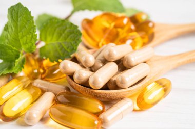 Alternatif ilaç bitkisel organik kapsül E omega 3 vitamini balık yağı, mineral, bitki yapraklı ilaç sağlıklı yaşam için doğal destek.