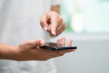 Sosyal medyayı cep telefonu, sohbet, web sitesi, internet üzerinden alışveriş yapan gençler.