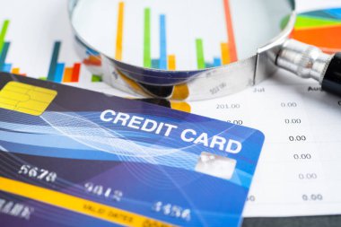 Çizelgede ve grafik kağıdında kredi kartı modeli. Finans Geliştirme, Bankacılık Hesabı, İstatistik, Yatırım.
