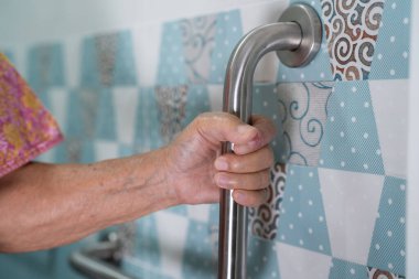 Asyalı yaşlı kadın hasta, hemşire hastanesinde tuvalet temizliği yapıyor. Sağlıklı ve güçlü bir tıbbi konsept..