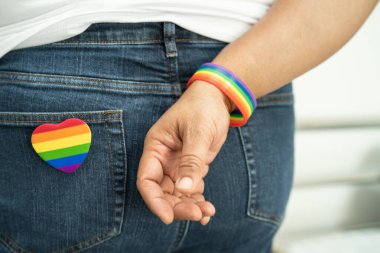LGBT gökkuşağı renkli bayrak taşıyan kadın, lezbiyen, gey, biseksüel, transseksüel, insan hakları, hoşgörü ve barışın sembolü.