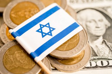 İsrail bayrağı ve Amerikan doları banknotlarıyla dolu para yığını.