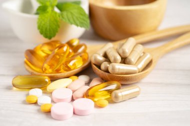 Alternatif ilaç bitkisel organik kapsül E omega 3 vitamini balık yağı, mineral, bitki yapraklı ilaç sağlıklı yaşam için doğal destek.