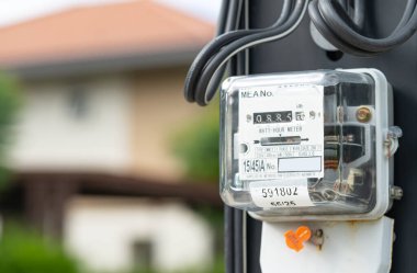 Bangkok, Tayland. 20 Mart 2023. Ev ve işyerindeki enerji maliyeti için elektrik ölçüm aleti..
