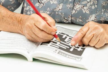 Bangkok, Tayland 14 Ağustos 2023 Alzheimer hastalığı AD, bunama için sudoku oyunu oynayan Asyalı yaşlı kadın.