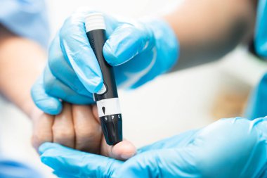 Doktor, parmak ucu ve parmak şekeri seviyesindeki şeker hastalıklarını kontrol et..