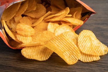 Patates cipsi, leziz BBQ baharatlı Crips için ince dilimlenmiş kızarmış abur cubur açık poşette fast food..