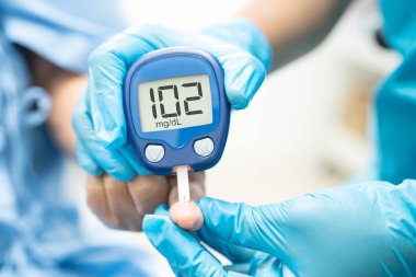 Doktor, parmak ucu ve parmak şekeri seviyesindeki şeker hastalıklarını kontrol et..