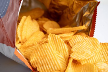 Patates cipsi, leziz BBQ baharatlı Crips için ince dilimlenmiş kızarmış abur cubur açık poşette fast food..