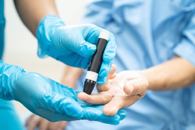 Doktor, parmak ucu ve parmak şekeri seviyesindeki şeker hastalıklarını kontrol et..
