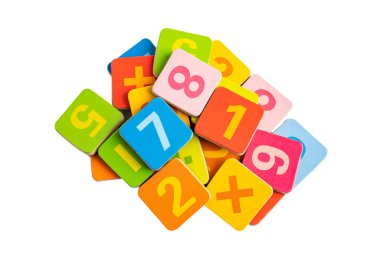 Beyaz arka planda renkli matematik sayısı, eğitim eğitimi matematik öğrenimi öğretim kavramı.