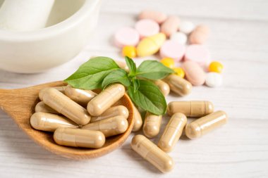 Alternatif ilaç bitkisel organik kapsül E omega 3 vitamini balık yağı, mineral, bitki yapraklı ilaç sağlıklı yaşam için doğal destek.