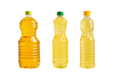 Farklı şişelerde yemek pişirmek için kullanılan sebze yağı beyaz arka planda izole edilmiş..