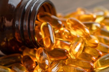 Beyaz zemin üzerinde EPA ve DHA izole edilmiş balık yağı Omega 3 kapsülleri vitamin.