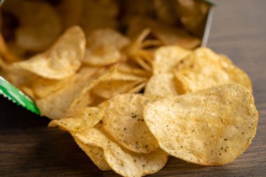 Patates cipsi, Crips için lezzetli baharat, açık poşette ince dilimlenmiş kızarmış atıştırmalık fast food..