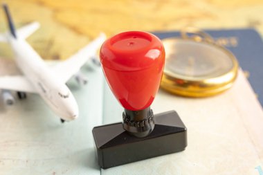 Ülkedeki havaalanında göçmenlik için onaylanmış pul vize ve pasaport belgesi.