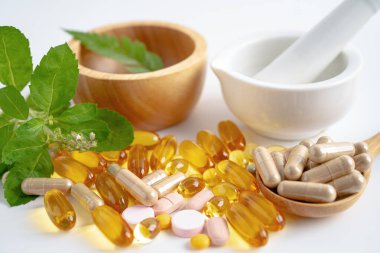 Alternatif ilaç bitkisel organik kapsül E omega 3 vitamini balık yağı, mineral, bitki yapraklı ilaç sağlıklı yaşam için doğal destek.