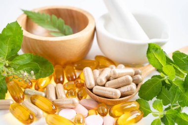 Alternatif ilaç bitkisel organik kapsül E omega 3 vitamini balık yağı, mineral, bitki yapraklı ilaç sağlıklı yaşam için doğal destek.