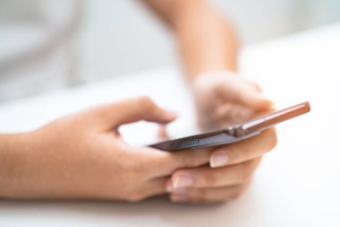 Sosyal medyayı cep telefonu, sohbet, web sitesi, internet üzerinden alışveriş yapan gençler.