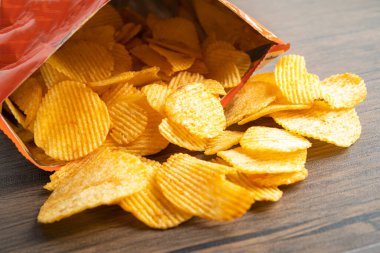Patates cipsi, leziz BBQ baharatlı Crips için ince dilimlenmiş kızarmış abur cubur açık poşette fast food..