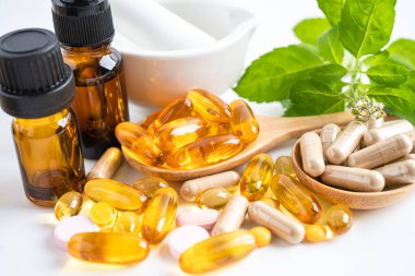 Alternatif ilaç bitkisel organik kapsül E omega 3 vitamini balık yağı, mineral, bitki yapraklı ilaç sağlıklı yaşam için doğal destek.