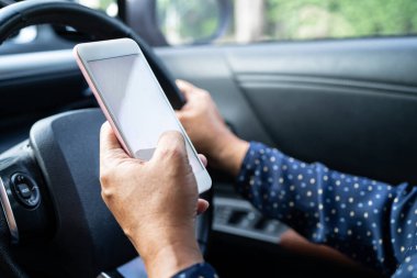 Aile ve arkadaşlarla iletişim kurmak için arabada cep telefonu bulundurmak.