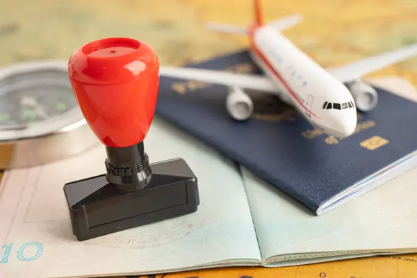 承認された切手ビザとパスポートの書類国の空港への入国 — ストック写真