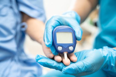 Doktor, parmak ucu ve parmak şekeri seviyesindeki şeker hastalıklarını kontrol et..