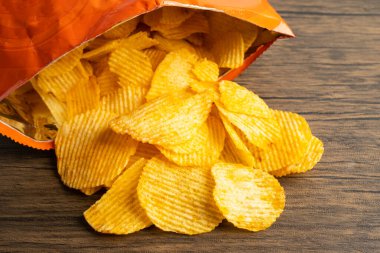 Patates cipsi, leziz BBQ baharatlı Crips için ince dilimlenmiş kızarmış abur cubur açık poşette fast food..