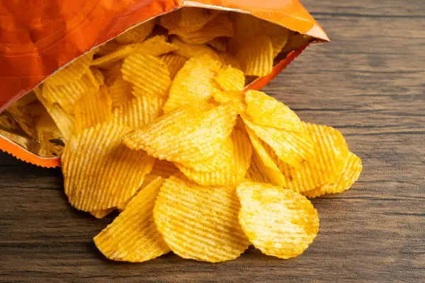 Patates cipsi, leziz BBQ baharatlı Crips için ince dilimlenmiş kızarmış abur cubur açık poşette fast food..