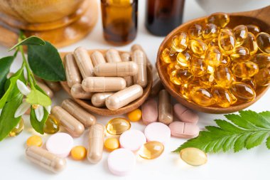 Alternatif ilaç bitkisel organik kapsül E omega 3 vitamini balık yağı, mineral, bitki yapraklı ilaç sağlıklı yaşam için doğal destek.