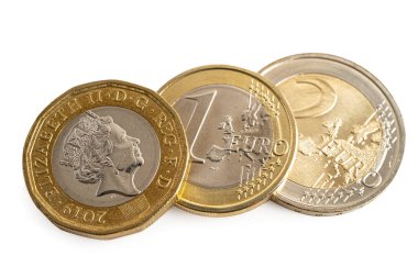 Büyük Britanya yeni poundluk madeni para ve Euro parası kırpma yolu, döviz kuru alım satımı ile beyaz arka planda izole