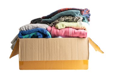 Bağış kutusu beyaz arka planda izole edilmiş giysilerle dünyadaki yoksul insanlara yardım etmek için kırpma yolu ile.