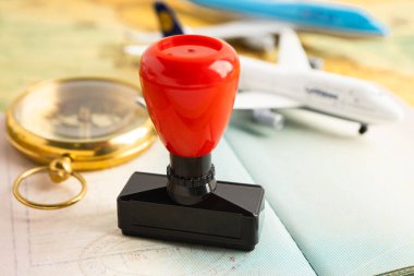 Ülkedeki havaalanında göçmenlik için onaylanmış pul vize ve pasaport belgesi.