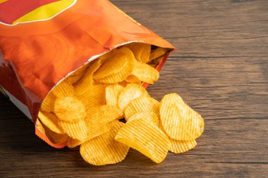 Patates cipsi, leziz BBQ baharatlı Crips için ince dilimlenmiş kızarmış abur cubur açık poşette fast food..