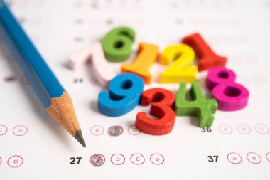 Cevap kağıdındaki matematik numarası ve kalem, eğitim eğitimi öğrenme testi öğretim kavramı.