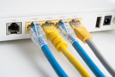 İnternet servis sağlayıcısına kablosuz yönlendirici bağlı ethernet kablosu.