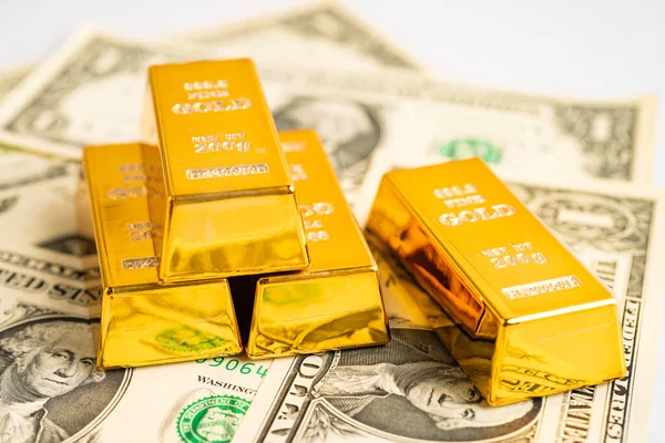 ABD doları üzerindeki altın külçeleri para ve grafik, ekonomi finans ticaret yatırım kavramı.