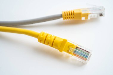 İnternet servis sağlayıcısına kablosuz yönlendirici bağlantısı için ethernet kablosu.
