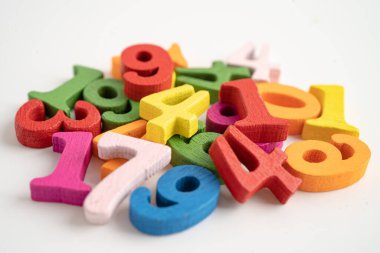 Beyaz arka planda renkli matematik sayısı, eğitim eğitimi matematik öğrenimi öğretim kavramı.