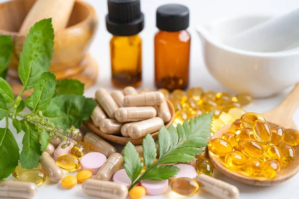 Alternatif ilaç bitkisel organik kapsül E omega 3 vitamini balık yağı, mineral, bitki yapraklı ilaç sağlıklı yaşam için doğal destek.