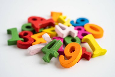 Beyaz arka planda renkli matematik sayısı, eğitim eğitimi matematik öğrenimi öğretim kavramı.