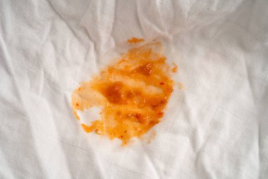 Kirli domates sosu lekesi ya da çamaşır tozu ile yıkamak için ketçap, ev işi..