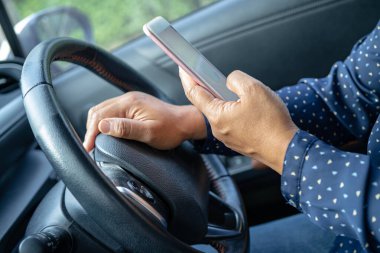 Aile ve arkadaşlarla iletişim kurmak için iPhone 'u Toyota sienta arabada tutmak.